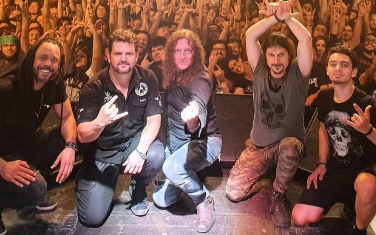 Angra posando para a foto com o público em um show