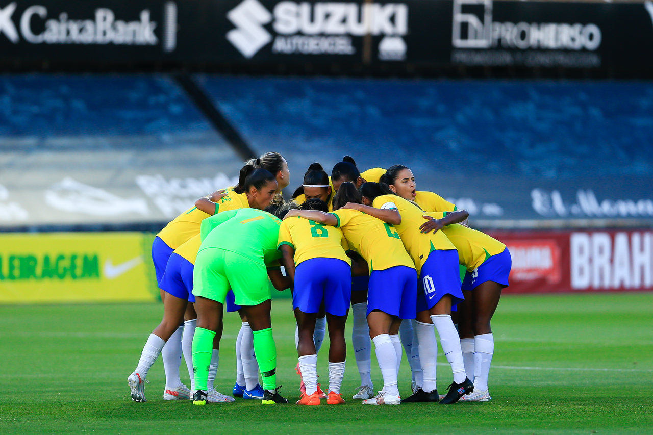 Jogadoras da seleção brasileira protestam contra o assédio sexual