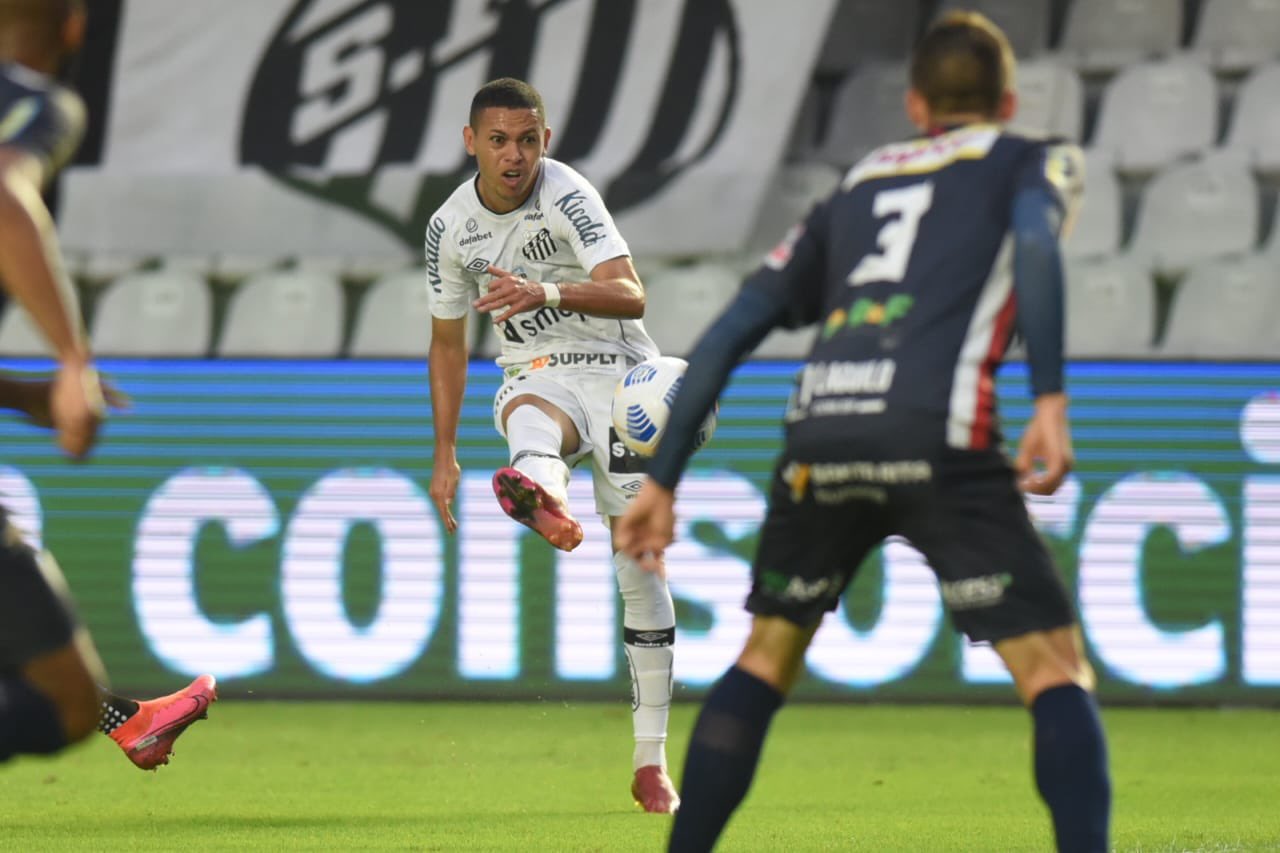 Marcos Guilherme marca seu primeiro gol no Santos