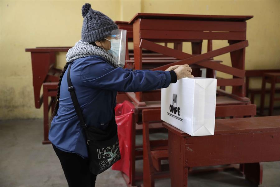 pessoa colocando voto em urna