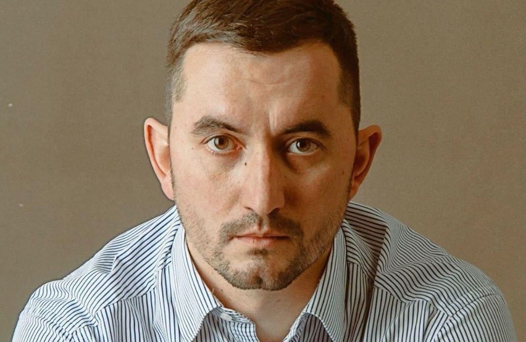 Stepan Latypov utilizou uma caneta para perfurar a própria garganta durante julgamento em Belarus