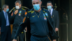 O técnico Tite, da Seleção Brasileira de Futebol, deixa o Hotel onde estava hospedado com a equipe