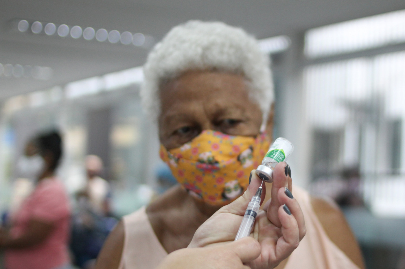 Agente de saúde aplica dose da vacina contra a gripe em idosos no Centro Municipal de Saúde João Barros Barreto, em Copacabana, na zona sul de Rio de Janeiro