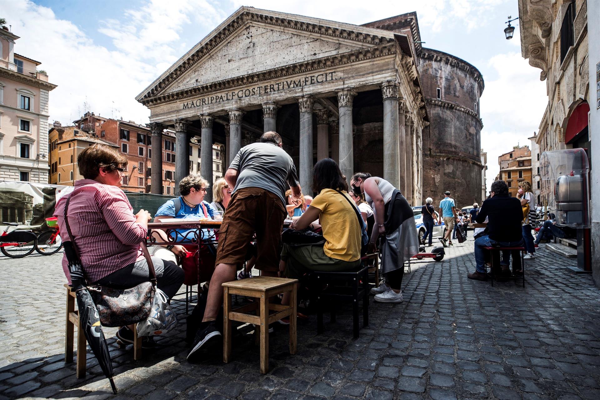 Pessoas almoçam ao ar livre em restaurante na frente do Panteão, no centro de Roma