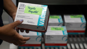 Caixa de vacinas com post it escrito 'projeto paquetá'