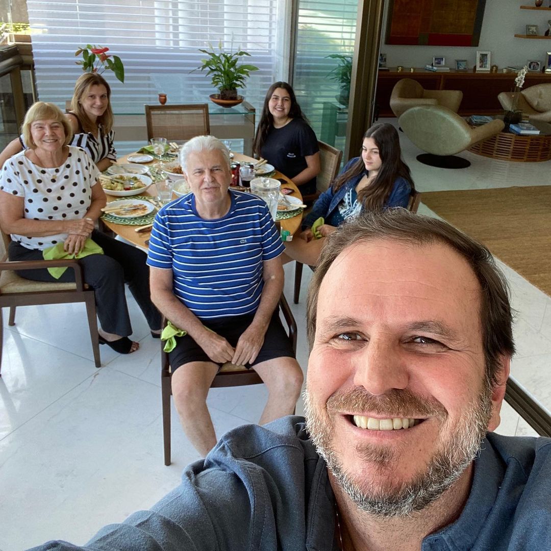 Eduardo Paes tirando selfie com a família