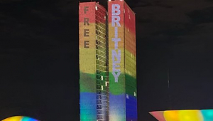Projeção no Congresso Nacional com as cores da bandeira LGBT