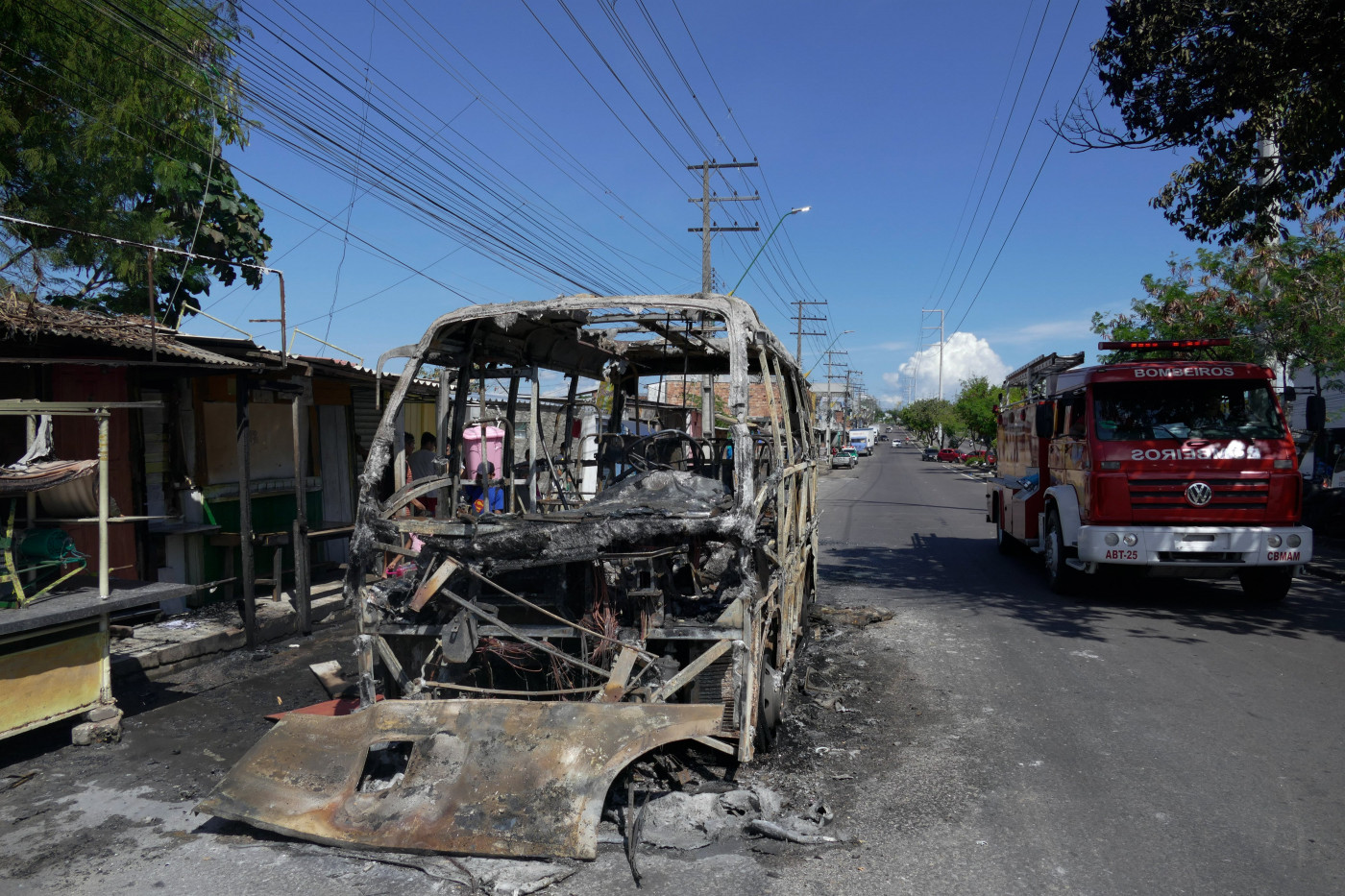 Ônibus incendiado após onda de violência em Manaus