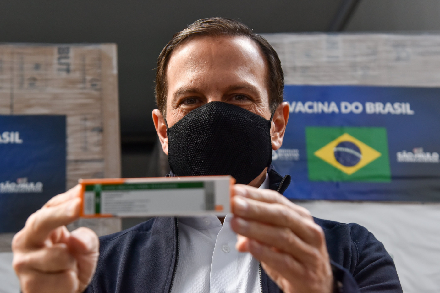 O governador de São Paulo, João Doria, mostra uma caixa da Coronavac
