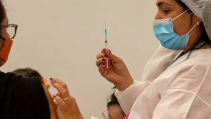 Profissional da saúde segura seringa com dose de vacina da Covid-19