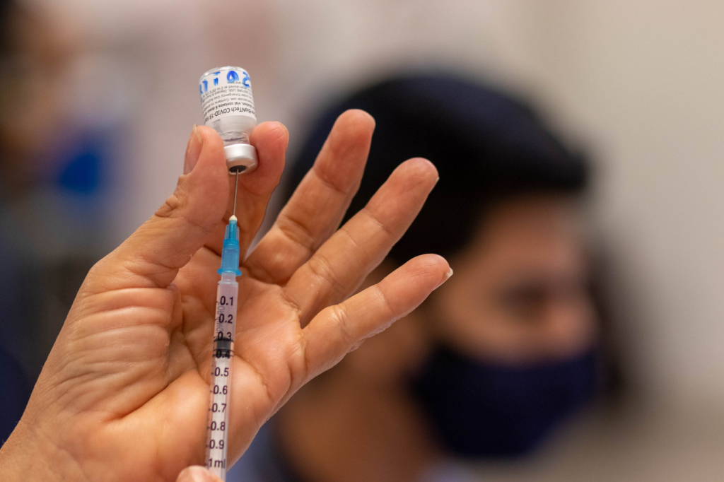 Profissional da saúde prepara dose de vacina contra a Covid-19 para aplicação
