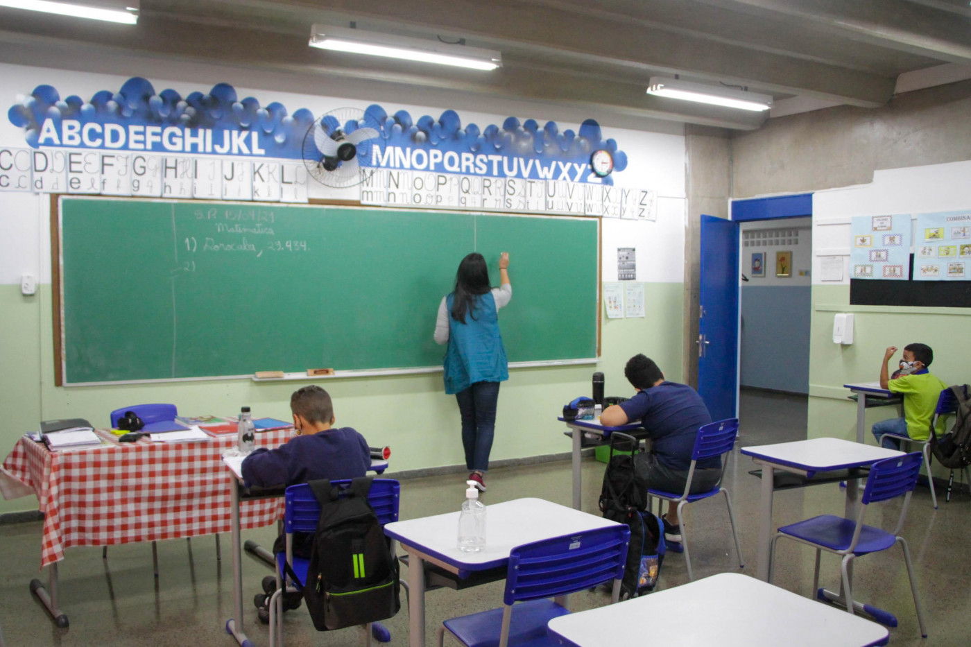 Professora dá aula em sala de aula com poucos alunos no Céu Jaçanã, em São Paulo