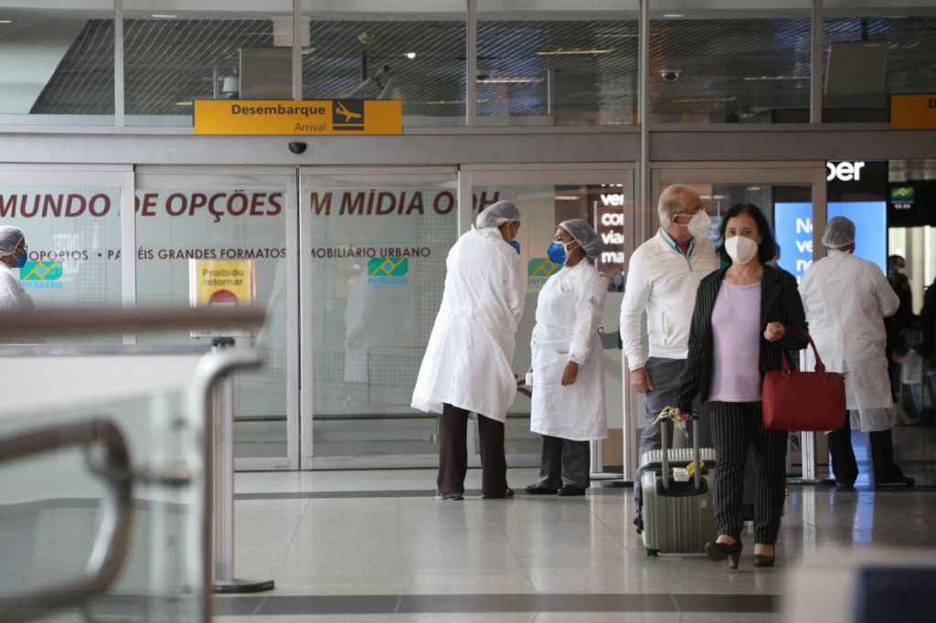 Passageira passa por barreira sanitária em aeroporto