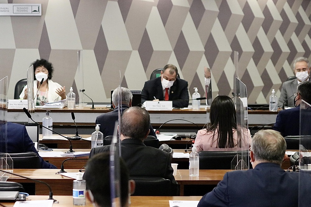 Imagem aberta mostra depoimento da médica Nise Yamaguchi no Senado, com Omar Aziz à sua direita, Renan Calheiros ao lado do presidente da CPI; outros senadores aparecem de costas, sentados em suas mesas na comissão