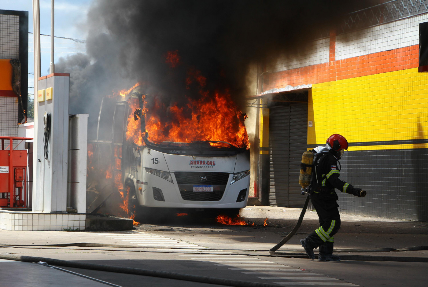 Bombeiros apagam fogo em ônibus incendiado em Manaus
