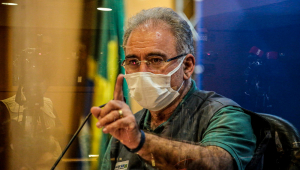 Usando máscara de proteção branca, o ministro da Saúde, Marcelo Queiroga, fala em coletiva de imprensa