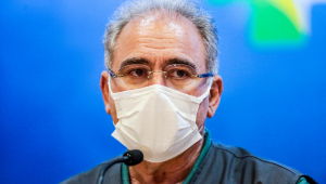Usando máscara de proteção branca, o ministro da Saúde, Marcelo Queiroga, fala em coletiva de imprensa