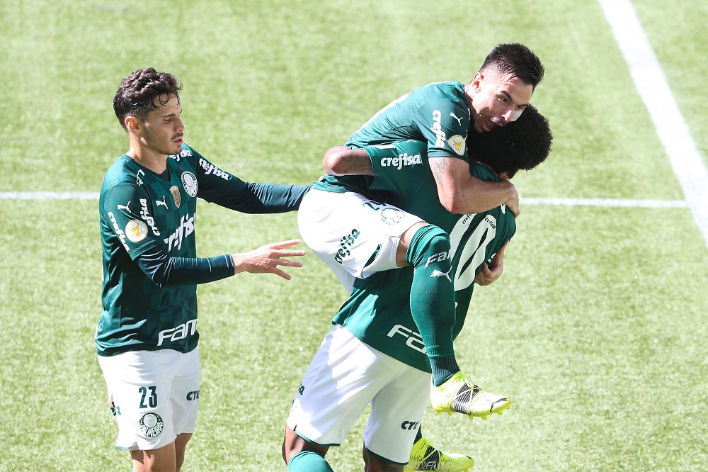 Após marcar um gol, Willian pula em cima de Luiz Adriano, enquanto Raphael Veiga chega para celebrar com os gois