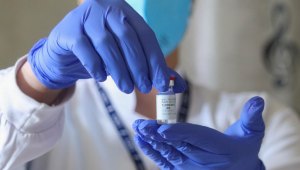 Enfermeira segurando frasco da vacina contra Covid-19 da Janssen