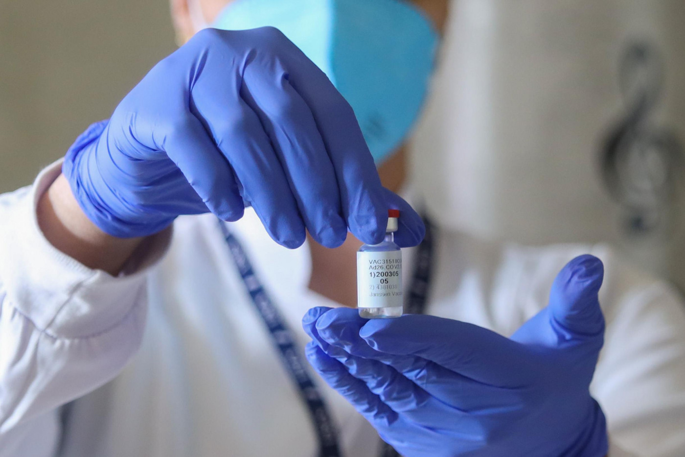 Enfermeira segurando frasco da vacina contra Covid-19 da Janssen