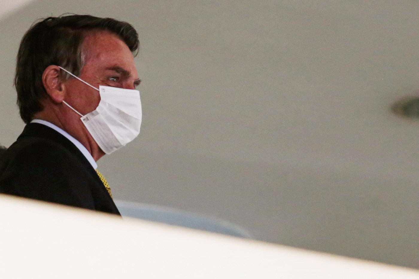 Presidente Jair Bolsonaro usa máscara de proteção branca