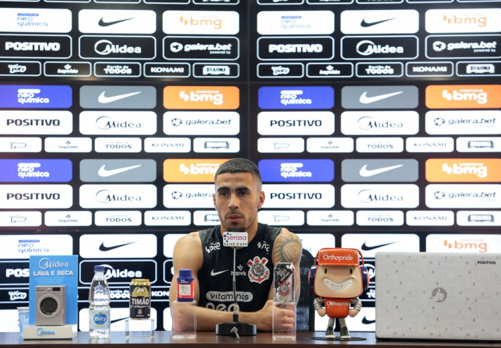 Gabriel durante entrevista coletiva no Corinthians