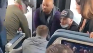 homem cercado de passageiros em avião