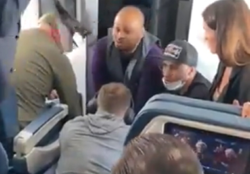 homem cercado de passageiros em avião