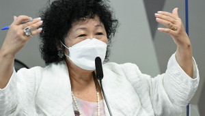 Mulher de máscara depõe na CPI