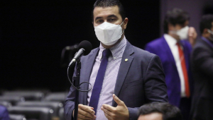 Deputado de máscara fala em sessão da Câmara