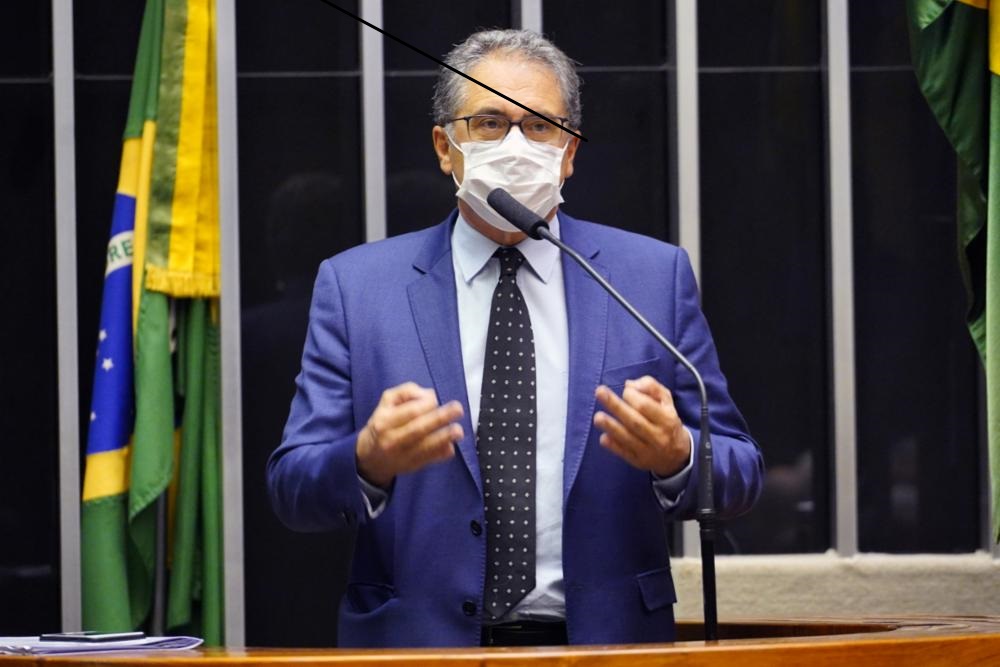 Vestido com trajes sociais e usando máscara, o deputado Carlos Zarattini (homem branco de 62 anos, com cabelo ralo e grisalho) discursa no plenário da Cãmara