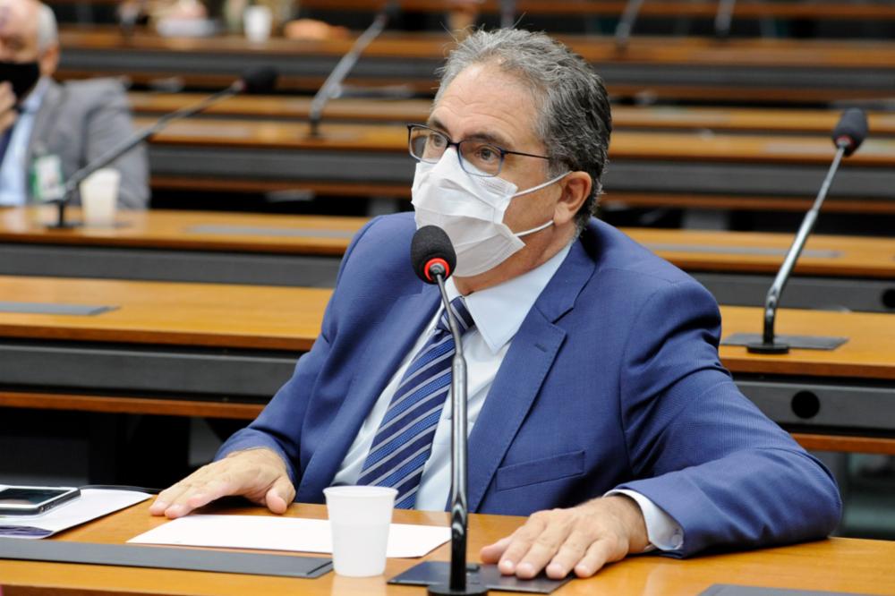 O deputado Carlos Zarattini em pronunciamento durante audiência na Câmara