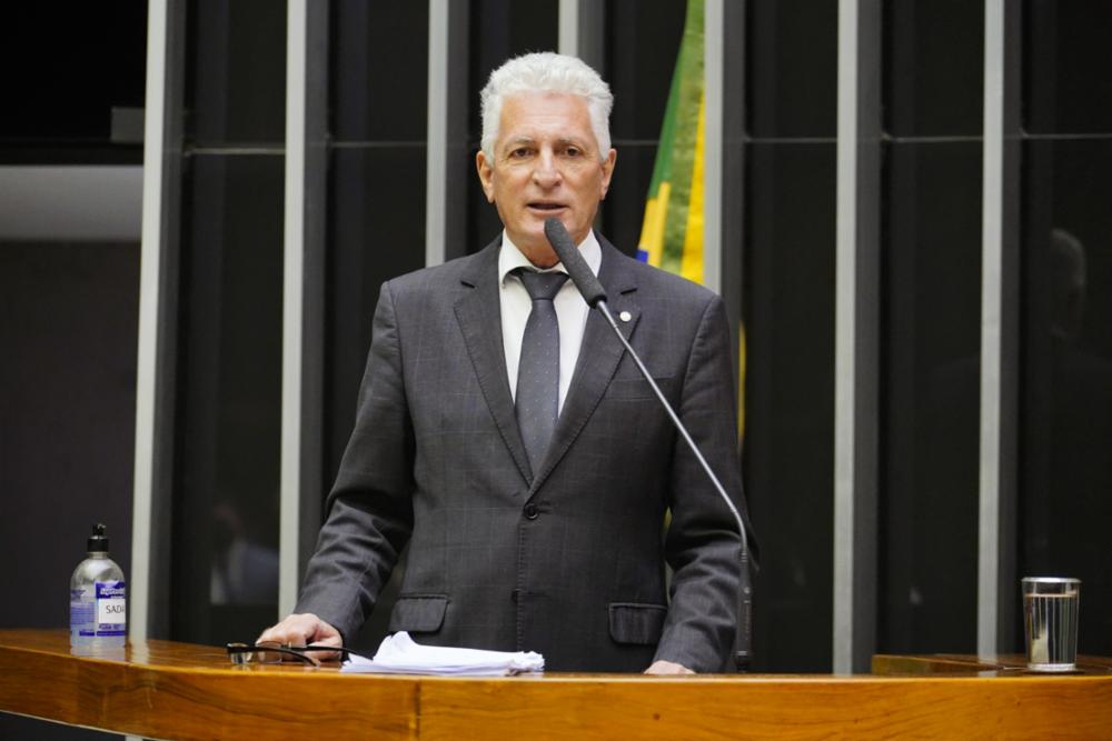 De terno cinza, camisa branca e gravata chumbo, o deputado federal Rogério Correia fala no plenário da Câmara