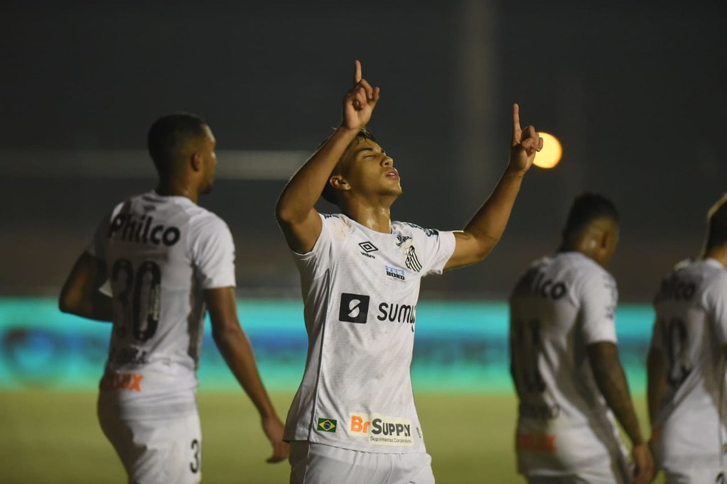 Kaio Jorge comemorando gol