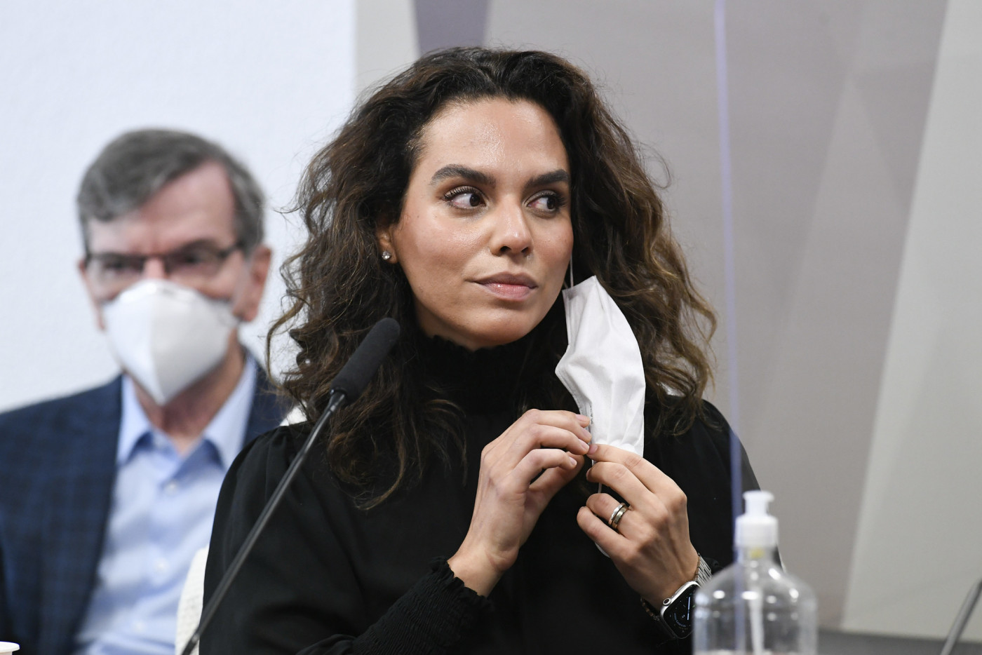 A infectologista Luana Araújo durante depoimento na CPI da Covid-19