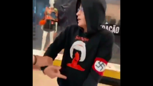 Jovem com símbolo nazista é expulso de shopping