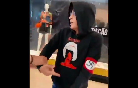 Jovem com símbolo nazista é expulso de shopping