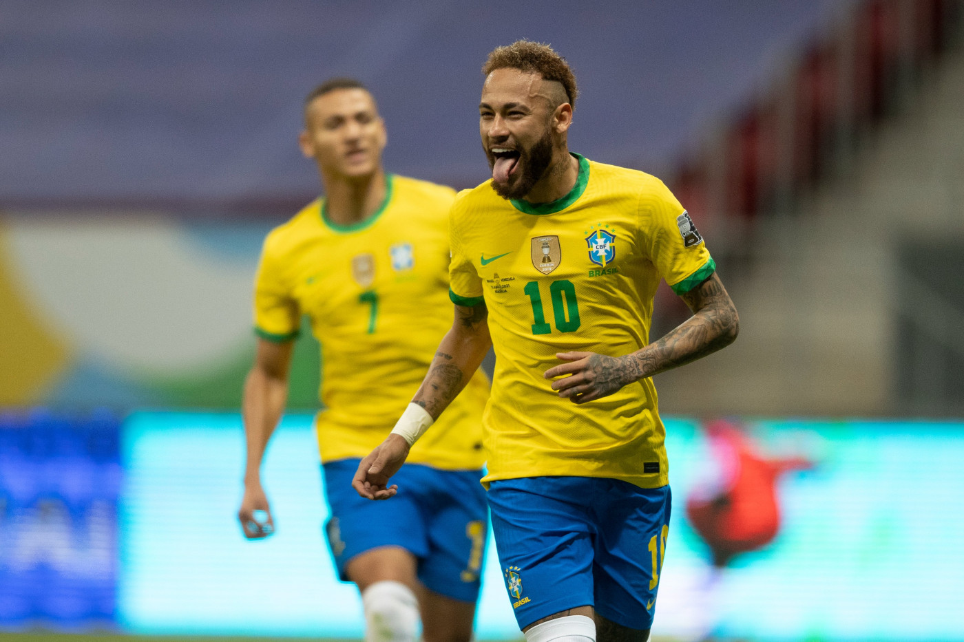 Neymar festeja gol marcado pela seleção brasileira contra a Venezuela