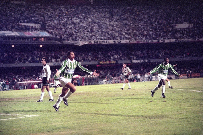 Evair comemora gol na final do Paulistão de 1993 entre Palmeiras e Corinthians