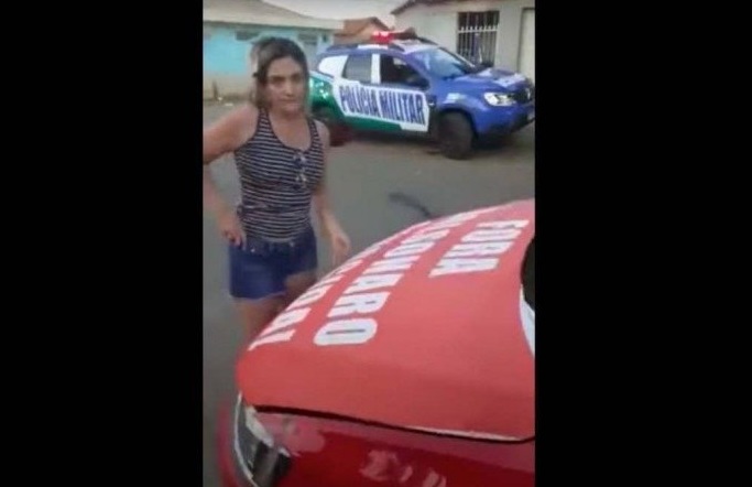 Carro da polícia e faixa de 'Fora Bolsonaro'