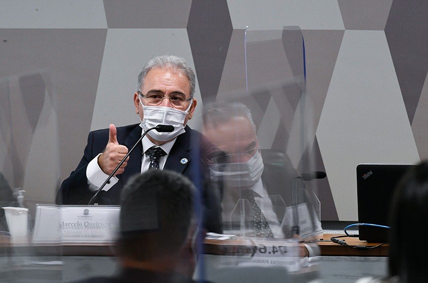 Ministro de máscara depõe na CPI da Covid-19