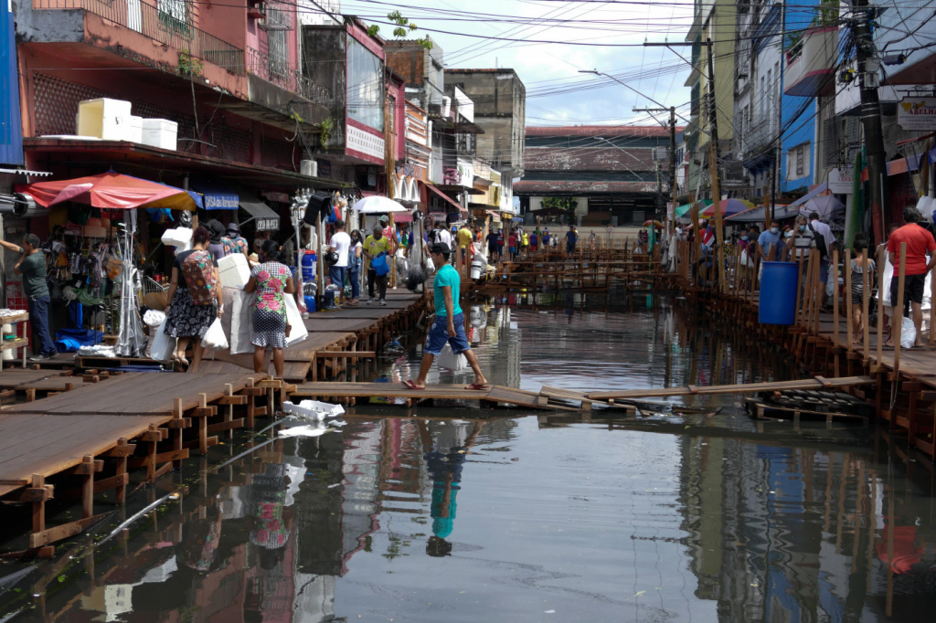Cidadãos atravessam a rua Barão de São Domingos