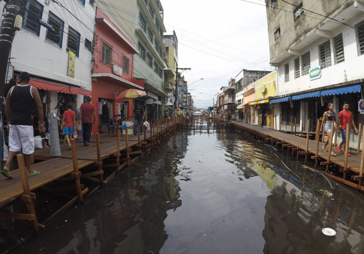 Inundação atinge Manaus