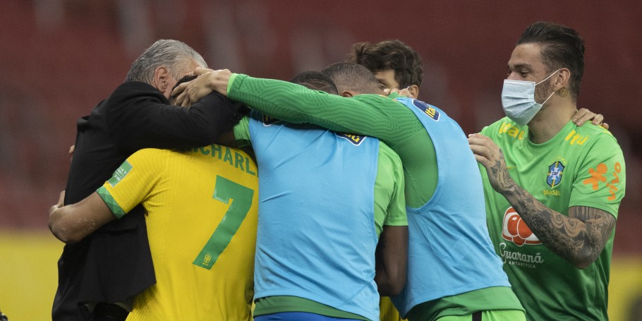 Jogadores da seleção brasileira abraçam Tite durante vitória contra o Equador
