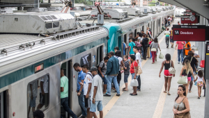 Passageiros entrando no vagão do trem da SuperVia no Rio de Janeiro
