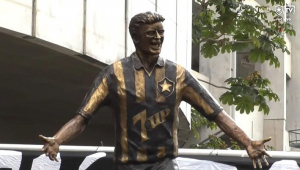 Túlio Maravilha foi homenageado pelo Botafogo com uma estátua no Estádio Nilton Santos