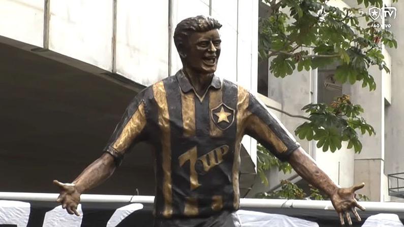 Túlio Maravilha foi homenageado pelo Botafogo com uma estátua no Estádio Nilton Santos