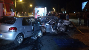 Um Palio e um Gol destruídos após acidente em rodovia de Santa Catarina