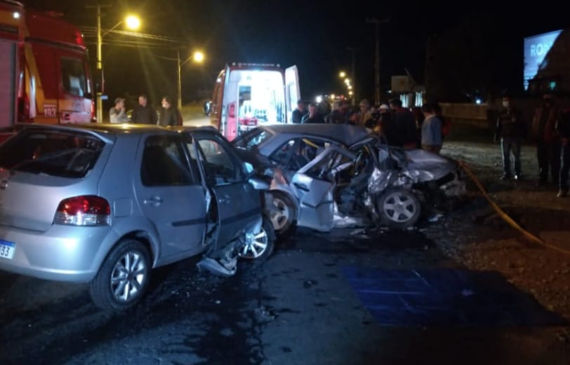 Um Palio e um Gol destruídos após acidente em rodovia de Santa Catarina