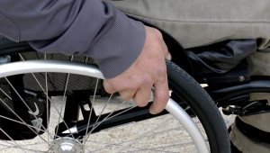 Close nas rodas de uma cadeira de rodas